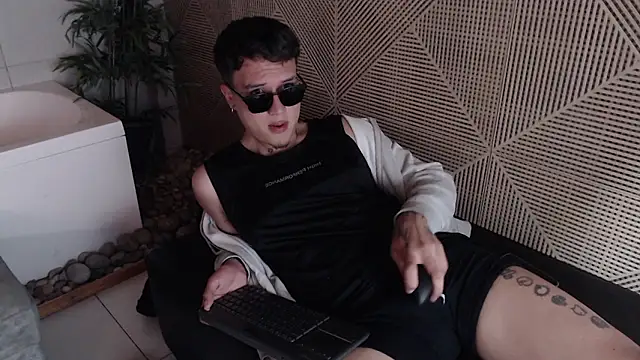 Snapshot of MrUniverse_ chatting on December 9, 2:56 am MrUniverse online show from December 9, 2:56 am