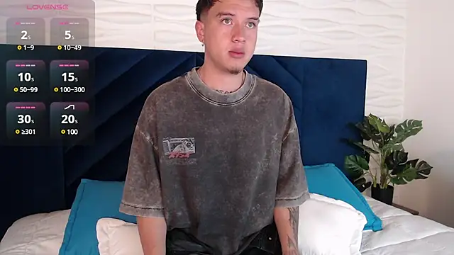 Snapshot of MrUniverse_ chatting on January 4, 6:52 am MrUniverse online show from January 4, 6:52 am