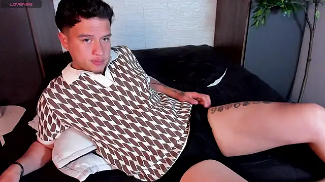 Snapshot of MrUniverse_ chatting on January 7, 5:43 am MrUniverse online show from January 7, 5:43 am