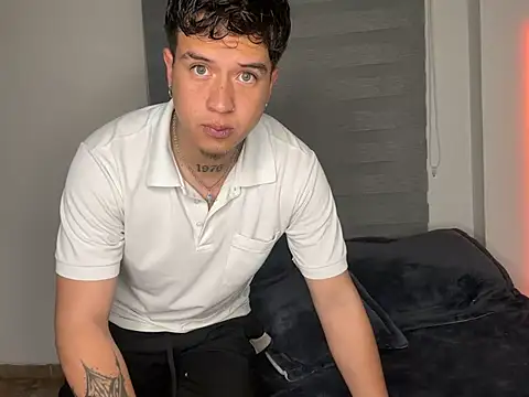 Snapshot of MrUniverse_ chatting on March 5, 5:40 am MrUniverse online show from March 5, 5:40 am