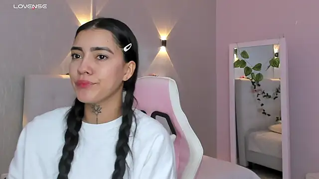 miagomezweb1 online show from March 14, 1:35 pm