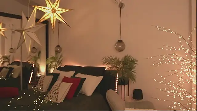 Snapshot of DaisyStacey chatting on December 5, 7:43 pm DaisyStacey online show from December 5, 7:43 pm