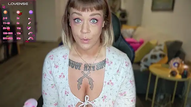 Snapshot of WendyDarling chatting on February 24, 8:25 pm WendyDarling online show from February 24, 8:25 pm