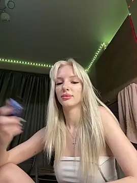 Snapshot of AleksaBlonde chatting on December 21, 6:44 pm AleksaBlonde online show from December 21, 6:44 pm