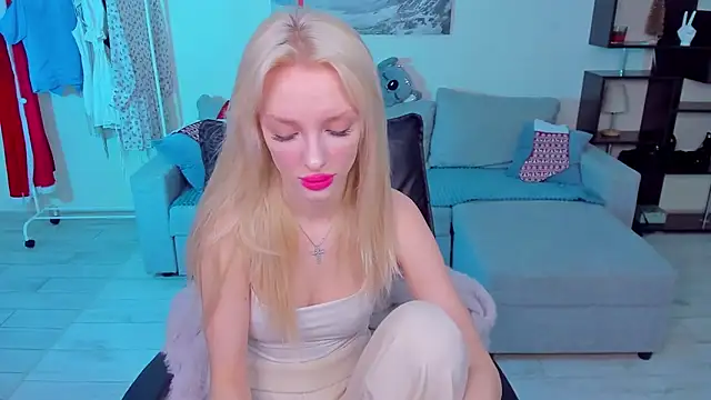 Snapshot of AleksaBlonde chatting on January 11, 11:34 am AleksaBlonde online show from January 11, 11:34 am