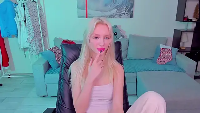 Snapshot of AleksaBlonde chatting on January 11, 2:36 pm AleksaBlonde online show from January 11, 2:36 pm