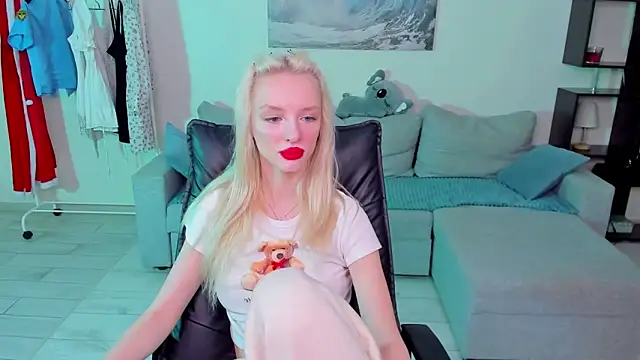 Snapshot of AleksaBlonde chatting on January 16, 9:59 am AleksaBlonde online show from January 16, 9:59 am