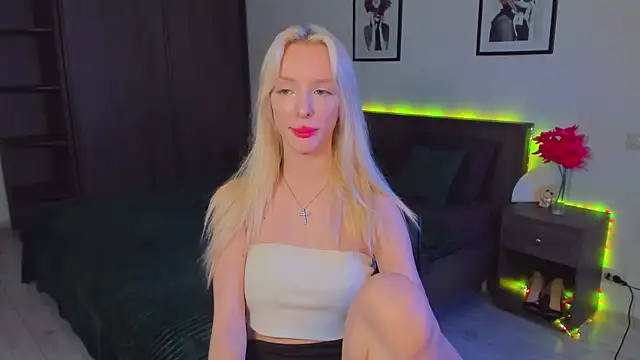 Snapshot of AleksaBlonde chatting on January 19, 2:49 pm AleksaBlonde online show from January 19, 2:49 pm