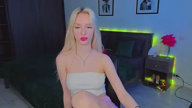 Snapshot of AleksaBlonde chatting on February 16, 4:10 pm AleksaBlonde online show from February 16, 4:10 pm