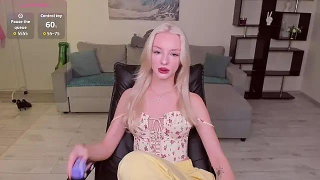 Snapshot of AleksaBlonde chatting on September 30, 11:37 am AleksaBlonde online show from September 30, 11:37 am