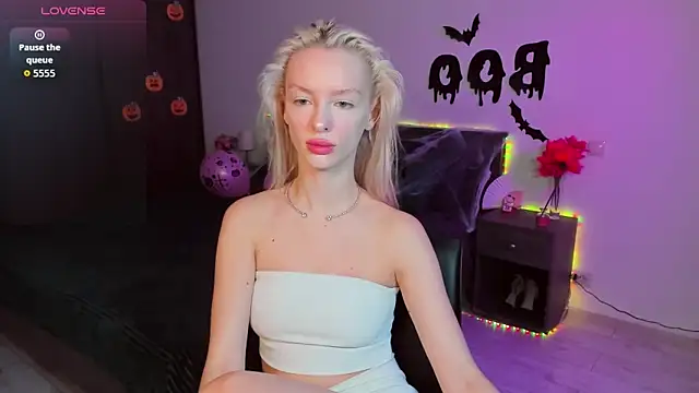 Snapshot of AleksaBlonde chatting on October 20, 5:41 am AleksaBlonde online show from October 20, 5:41 am