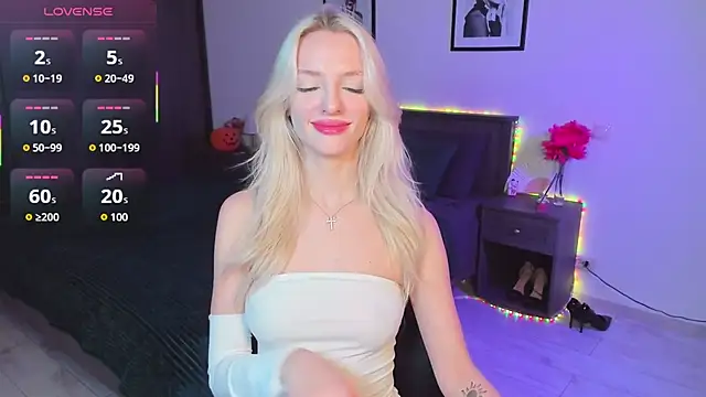 Snapshot of AleksaBlonde chatting on November 18, 11:14 am AleksaBlonde online show from November 18, 11:14 am