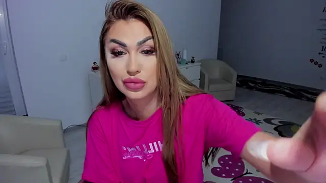 Snapshot of GlossyDiamondX chatting on February 5, 5:41 am GlossyDiamondX online show from February 5, 5:41 am