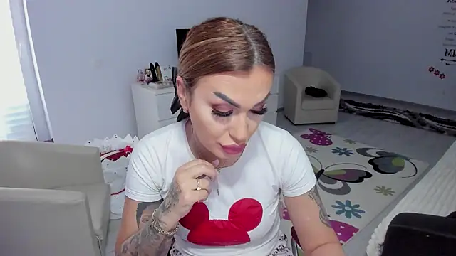 Snapshot of GlossyDiamondX chatting on February 20, 6:28 am GlossyDiamondX online show from February 20, 6:28 am