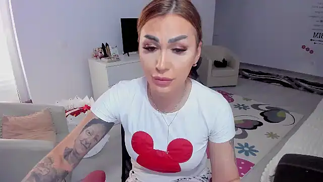 Snapshot of GlossyDiamondX chatting on February 20, 2:02 pm GlossyDiamondX online show from February 20, 2:02 pm