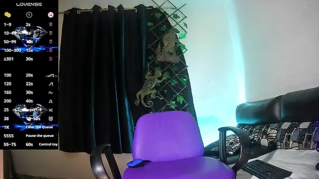 Snapshot of vale_bunny23 chatting on November 12, 2:12 am vale bunny23 online show from November 12, 2:12 am