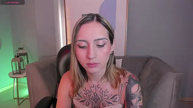 Snapshot of MollySundersX chatting on November 25, 4:01 am MollySundersX online show from November 25, 4:01 am