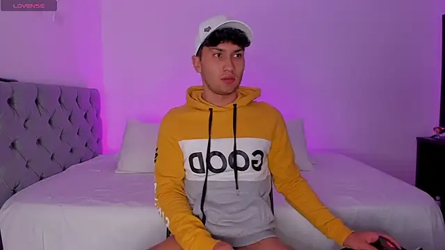 Snapshot of Valerio_James7 chatting on March 14, 4:10 am Valerio James7 online show from March 14, 4:10 am