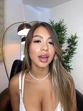  laura 02 online show from March 5, 10:10 pm