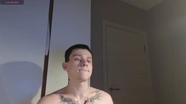 Snapshot of R1mmo__ chatting on October 26, 6:58 pm R1mmo online show from October 26, 6:58 pm