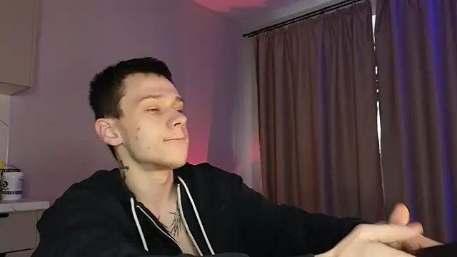 Snapshot of R1mmo__ chatting on October 30, 11:44 am R1mmo online show from October 30, 11:44 am