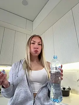 LuisaBecker online show from January 9, 9:45 am