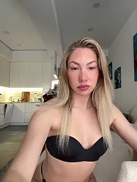 LuisaBecker online show from March 6, 12:56 pm