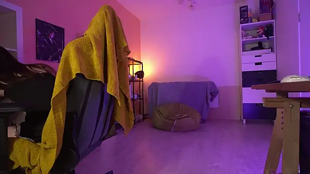 Snapshot of MagicFemboy chatting on December 15, 3:11 am MagicFemboy online show from December 15, 3:11 am