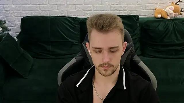 Snapshot of Larstar01 chatting on December 4, 1:14 am Larstar01 online show from December 4, 1:14 am