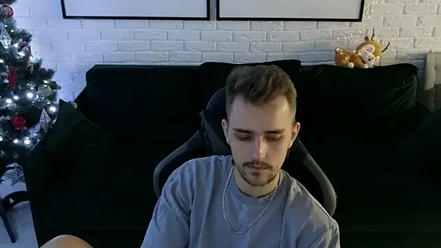 Snapshot of Larstar01 chatting on December 7, 3:58 am Larstar01 online show from December 7, 3:58 am