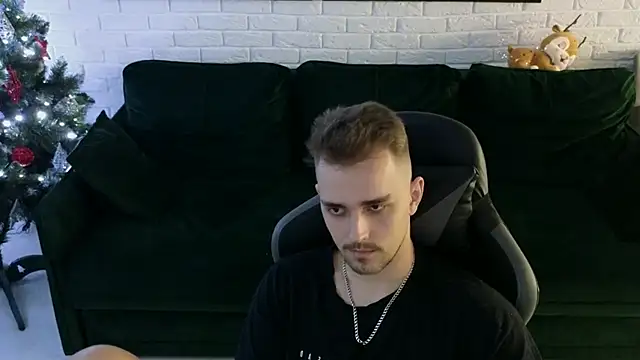 Snapshot of Larstar01 chatting on December 15, 5:02 am Larstar01 online show from December 15, 5:02 am