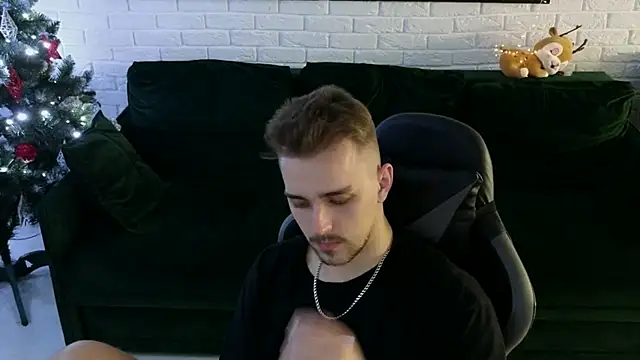 Snapshot of Larstar01 chatting on December 19, 5:40 am Larstar01 online show from December 19, 5:40 am