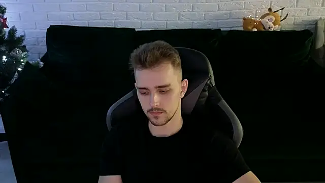 Snapshot of Larstar01 chatting on December 21, 4:30 am Larstar01 online show from December 21, 4:30 am