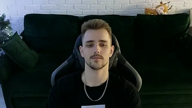 Snapshot of Larstar01 chatting on December 25, 12:59 am Larstar01 online show from December 25, 12:59 am