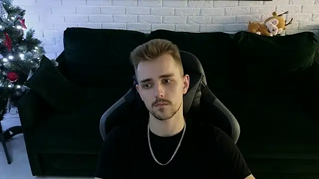 Snapshot of Larstar01 chatting on December 27, 1:43 am Larstar01 online show from December 27, 1:43 am