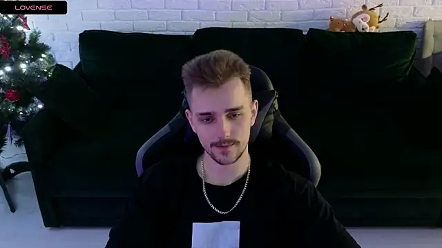 Snapshot of Larstar01 chatting on December 29, 1:45 am Larstar01 online show from December 29, 1:45 am