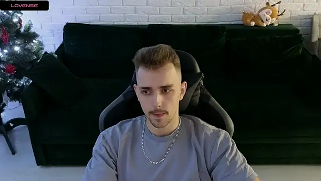 Snapshot of Larstar01 chatting on December 31, 3:45 am Larstar01 online show from December 31, 3:45 am