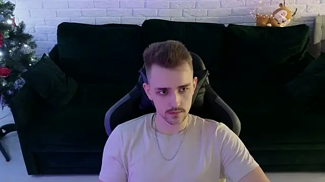 Snapshot of Larstar01 chatting on January 7, 3:14 am Larstar01 online show from January 7, 3:14 am