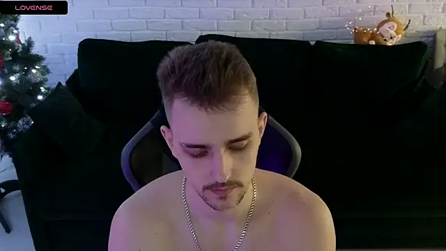 Snapshot of Larstar01 chatting on January 7, 9:18 am Larstar01 online show from January 7, 9:18 am