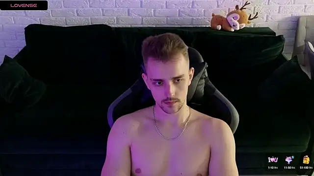 Snapshot of Larstar01 chatting on January 8, 7:24 am Larstar01 online show from January 8, 7:24 am