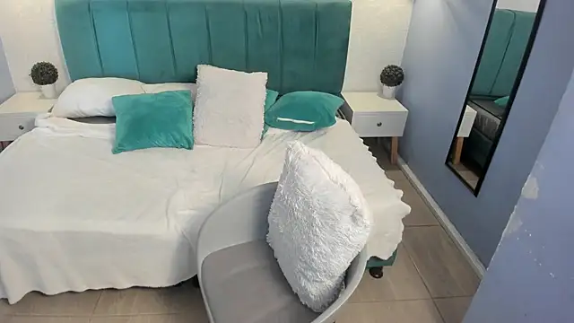 Snapshot of tiffani__love chatting on February 13, 12:00 pm tiffani love online show from February 13, 12:00 pm