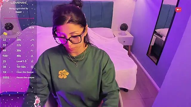 Snapshot of tiffani__love chatting on February 17, 4:59 pm tiffani love online show from February 17, 4:59 pm