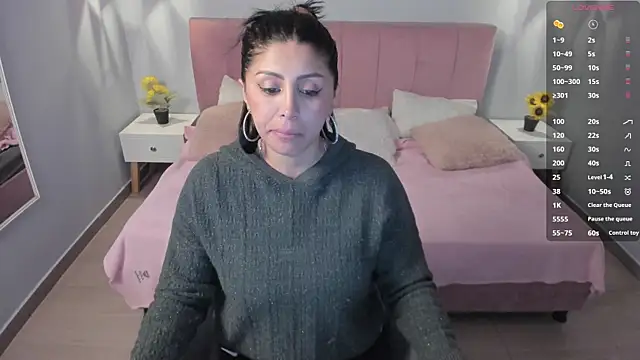 Snapshot of tiffani__love chatting on March 13, 12:35 pm tiffani love online show from March 13, 12:35 pm