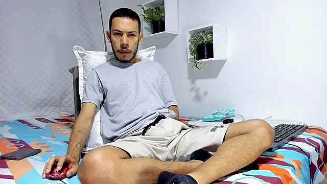 Snapshot of Aronxxs chatting on February 6, 10:15 am Aronxxs online show from February 6, 10:15 am