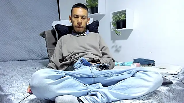 Snapshot of Aronxxs chatting on February 10, 12:08 am Aronxxs online show from February 10, 12:08 am