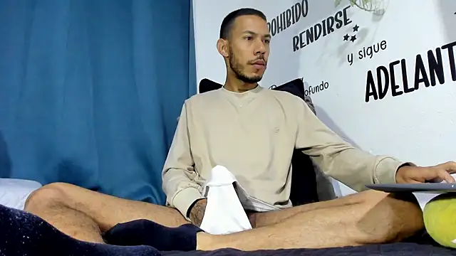 Snapshot of Aronxxs chatting on December 15, 7:56 am Aronxxs online show from December 15, 7:56 am