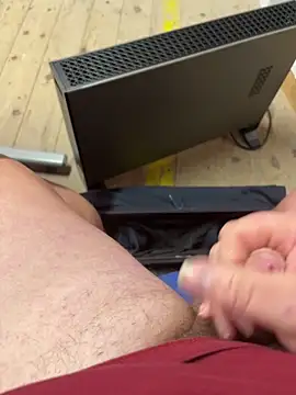 Snapshot of fatbelly112 chatting on February 3, 4:34 pm fatbelly112 online show from February 3, 4:34 pm