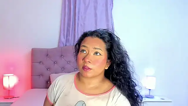 Snapshot of Latinabombsheell chatting on September 24, 5:33 am Latinabombsheell online show from September 24, 5:33 am