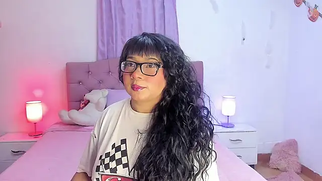 Snapshot of Latinabombsheell chatting on November 18, 6:07 am Latinabombsheell online show from November 18, 6:07 am