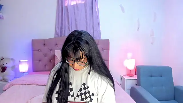 Snapshot of Latinabombsheell chatting on December 15, 1:37 pm Latinabombsheell online show from December 15, 1:37 pm